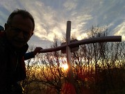 67 Alla piccola croce del Podona alla luce del tramonto